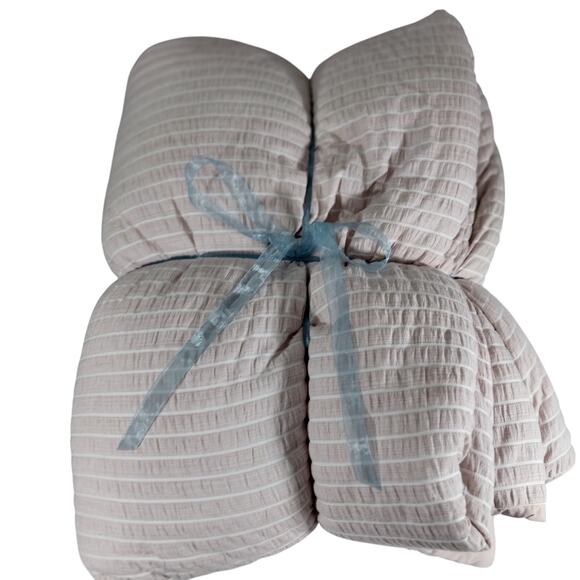 BRITANNICA HOME FASHIONS! SOFT PINK & WHITE PUCKERED STRIPE COMFORTER! SZ TWIN - Picture 9 of 9